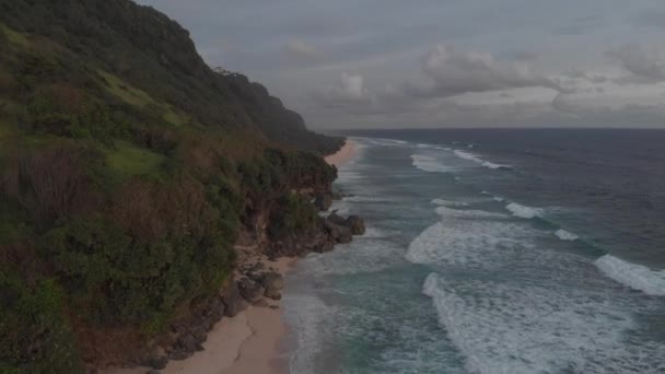Zachód Słońca Oceanie Indyjskim Błękitną Wodą Piaszczystą Plażą Podnóża Góry — Wideo stockowe