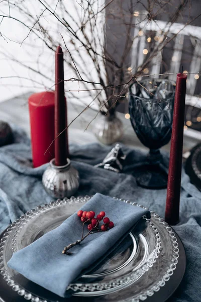 Kerzen für Weihnachten anzünden — Stockfoto