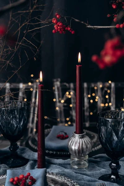 Kerzen für Weihnachten anzünden — Stockfoto
