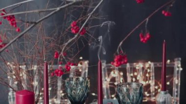 Masada mumlar yanıyor, Noel sofrası kuruluyor, mumlar sönüyor ve duman çıkıyor.
