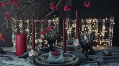Noel yemeği masasında mum yakan kadının elleri