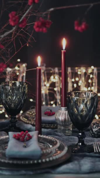 Candele Stanno Bruciando Sul Tavolo Con Tavola Natale Che Spengono — Video Stock