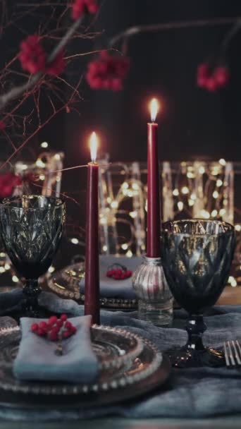 Candele Stanno Bruciando Sul Tavolo Con Tavola Natale Che Spengono — Video Stock