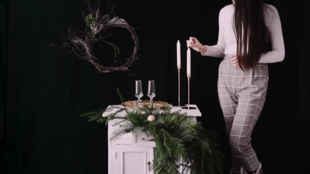 Femme Allumant Des Bougies Sur Table Noël — Video