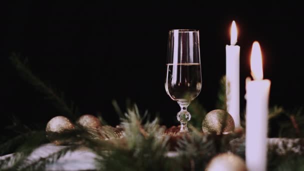 Weibliche Hand Nimmt Ein Glas Mit Champagner Weihnachtsdekor Hintergrund Und — Stockvideo