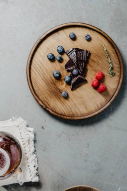 Çikolata, yabanmersini ve ahududu dilimleri