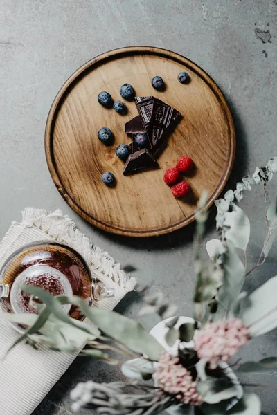 Шматочки шоколаду, чорниці та малини — стокове фото
