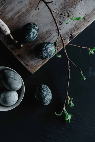 Bemalte Ostereier liegen auf einem schwarzen Tisch — Stockfoto