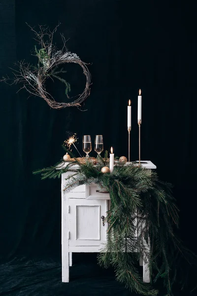 Deux verres de champagne avec décor de Noël — Photo