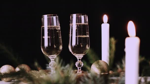 Twee Glazen Champagne Met Kerstdecor Sterachtergrond Kaarsen — Stockvideo