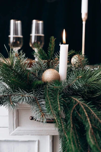 Zwei Gläser Champagner mit Weihnachtsdekor — Stockfoto