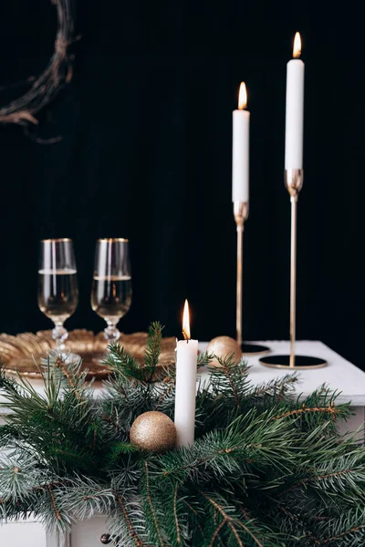 İki kadeh şampanya ve noel süsü.