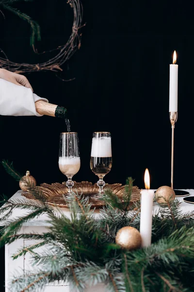 Frauenhand gießt Champagner in ein Glas — Stockfoto