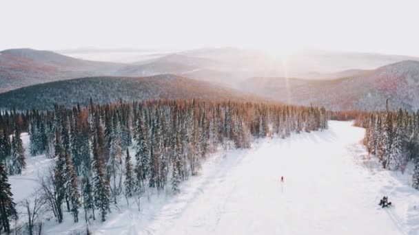 Ηλιοβασίλεμα Στην Πλαγιά Του Σκι Και Βουνά Χιονισμένο Κωνοφόρο Δάσος — Αρχείο Βίντεο