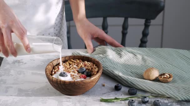 Mão Feminina Faz Café Manhã Granola Iogurte Branco Uma Placa — Vídeo de Stock