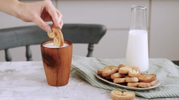 Vrouwelijke Hand Dompelt Een Koekje Een Glas Met Melk — Stockvideo