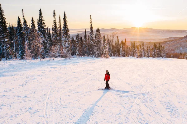 Esquiador en una pista de esquí de invierno — Foto de Stock