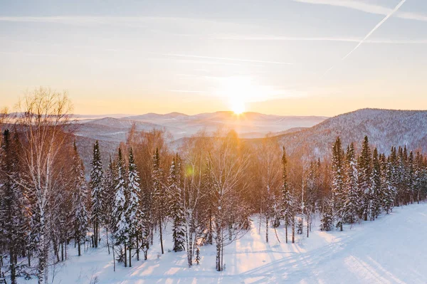 Puesta de sol en una pista de esquí de invierno — Foto de Stock