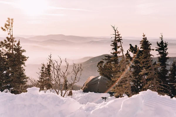 Pareja en invierno en las montañas al atardecer — Foto de Stock