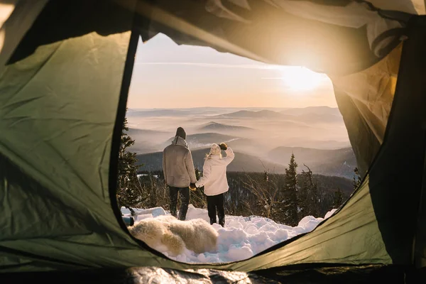 Couple en hiver dans les montagnes au coucher du soleil — Photo