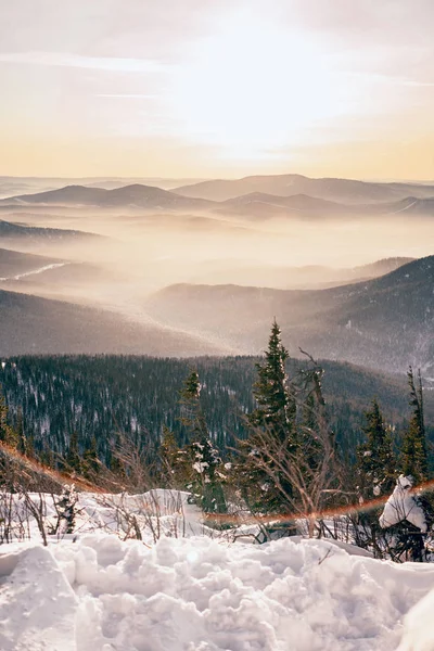 Puesta de sol en una pista de esquí de invierno — Foto de Stock