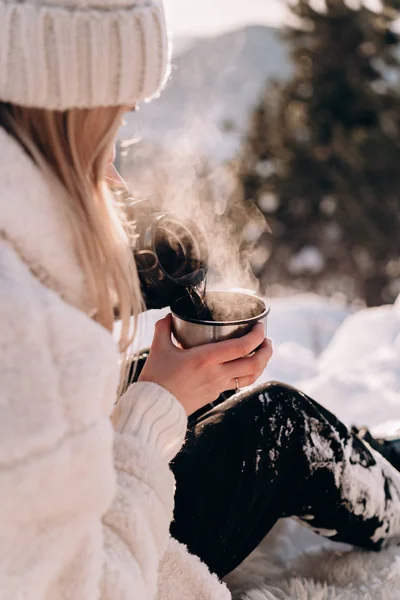 Sıcak çay ve buharlı kupa.