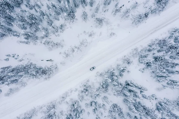 Kış yolunda bir araba duruyor.