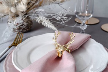 Pembe peçeteli tabaklar