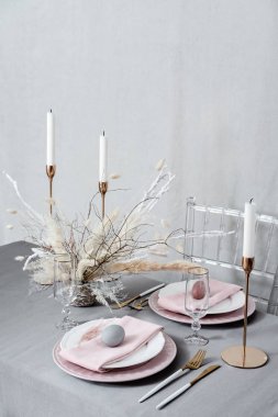 Paskalya masası mumlarla ayarlanıyor