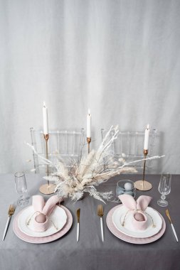 Paskalya masası mumlarla ayarlanıyor