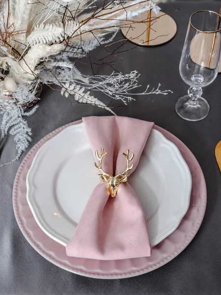 Pembe peçeteli tabaklar