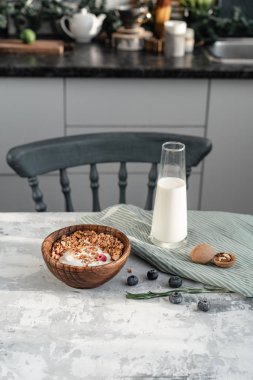 Tahta tabak ve granola.