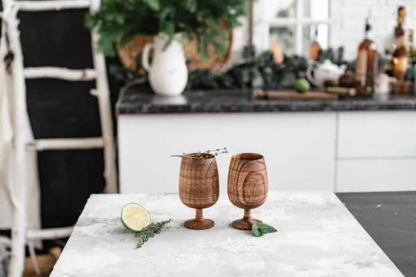 Δύο ξύλινα ποτήρια με λάιμ στο τραπέζι της κουζίνας — Φωτογραφία Αρχείου