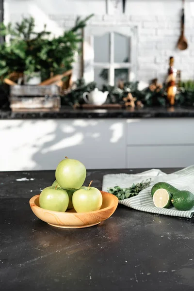 Πράσινα μήλα βρίσκονται σε ένα ξύλινο πιάτο — Φωτογραφία Αρχείου