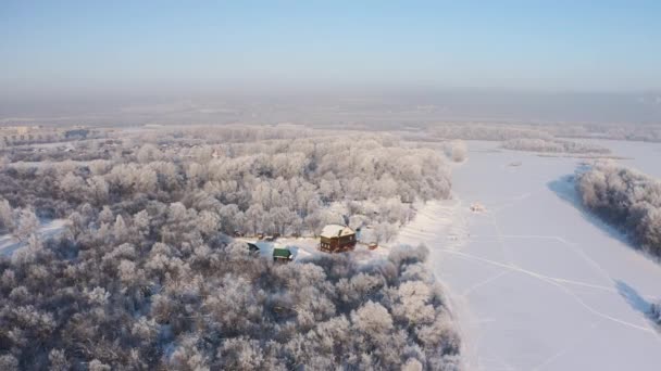 Αεροφωτογραφία Χιονισμένου Δάσους Και Παγωμένου Ποταμού — Αρχείο Βίντεο