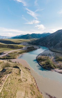 İki nehrin birleştiği yükseklikten manzara.