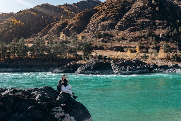 Kayalık sahilde deri ceketli bir kız.