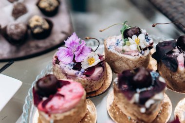 Çiçeklerle süslenmiş kekler