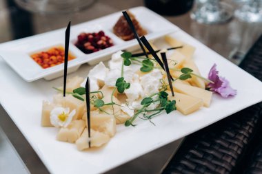 Çiçeklerle süslenmiş kekler