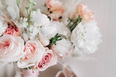 bir sandalyede gelin buketi