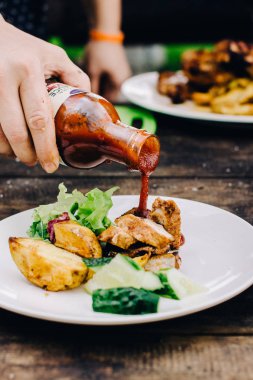 Aşçı et pişirir.