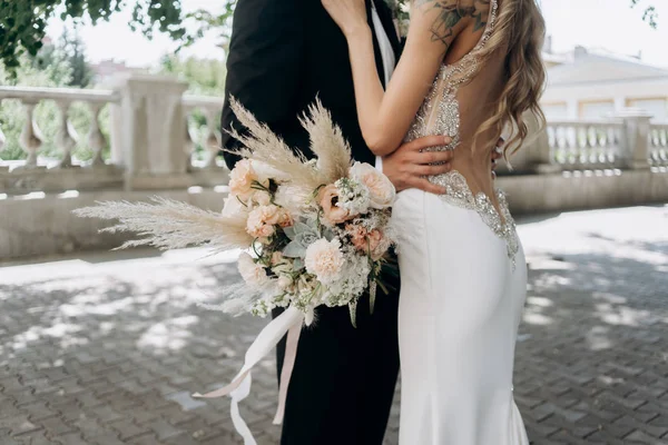 Braut und Bräutigam im schwarzen Anzug — Stockfoto