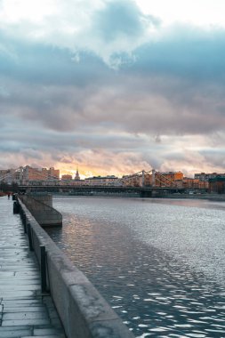 Moskova 'daki beton zeminde soğuk kış akşamı günbatımı