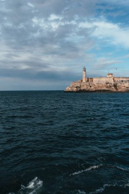 Havana 'da Karayipler' de deniz feneri olan eski taş bir kale.