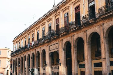 Küba 'da eski Havana' da günbatımında yerel halkla sokaklar ve evler