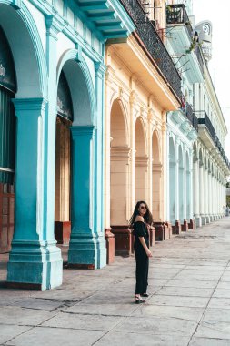 Küba 'da eski Havana' da günbatımında yerel halkla sokaklar ve evler