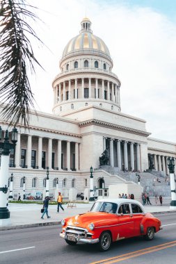 Küba 'da eski Havana' da günbatımında yerel halkla sokaklar ve evler