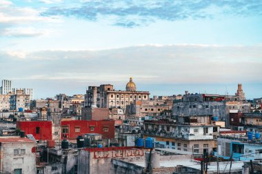 Küba 'da eski Havana' da günbatımında yerel halkla sokaklar ve evler