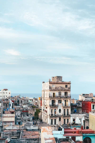 석양이 쿠바의 아바나 지역의 거리와 주택들 — 스톡 사진