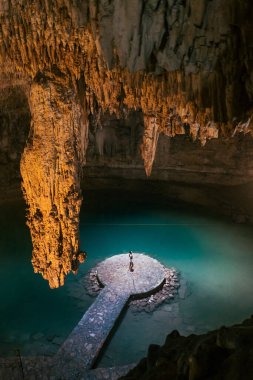 Meksika 'daki Yucatan' da mavi bir gölü olan mağarada bir kız.